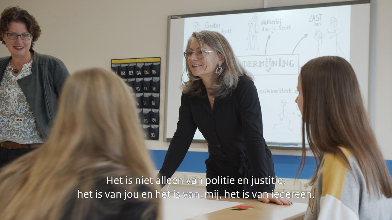 Afbeelding bij video: Petra van den Berg en Nicole Lieve werken voor het programma Leerling alert om te voorkomen dat leerlingen de eerste stap in de criminaliteit zetten