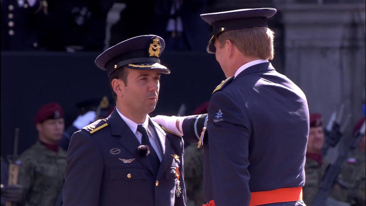 Afbeelding bij video: Koning slaat Roy de Ruiter tot ridder Militaire Willems-Orde