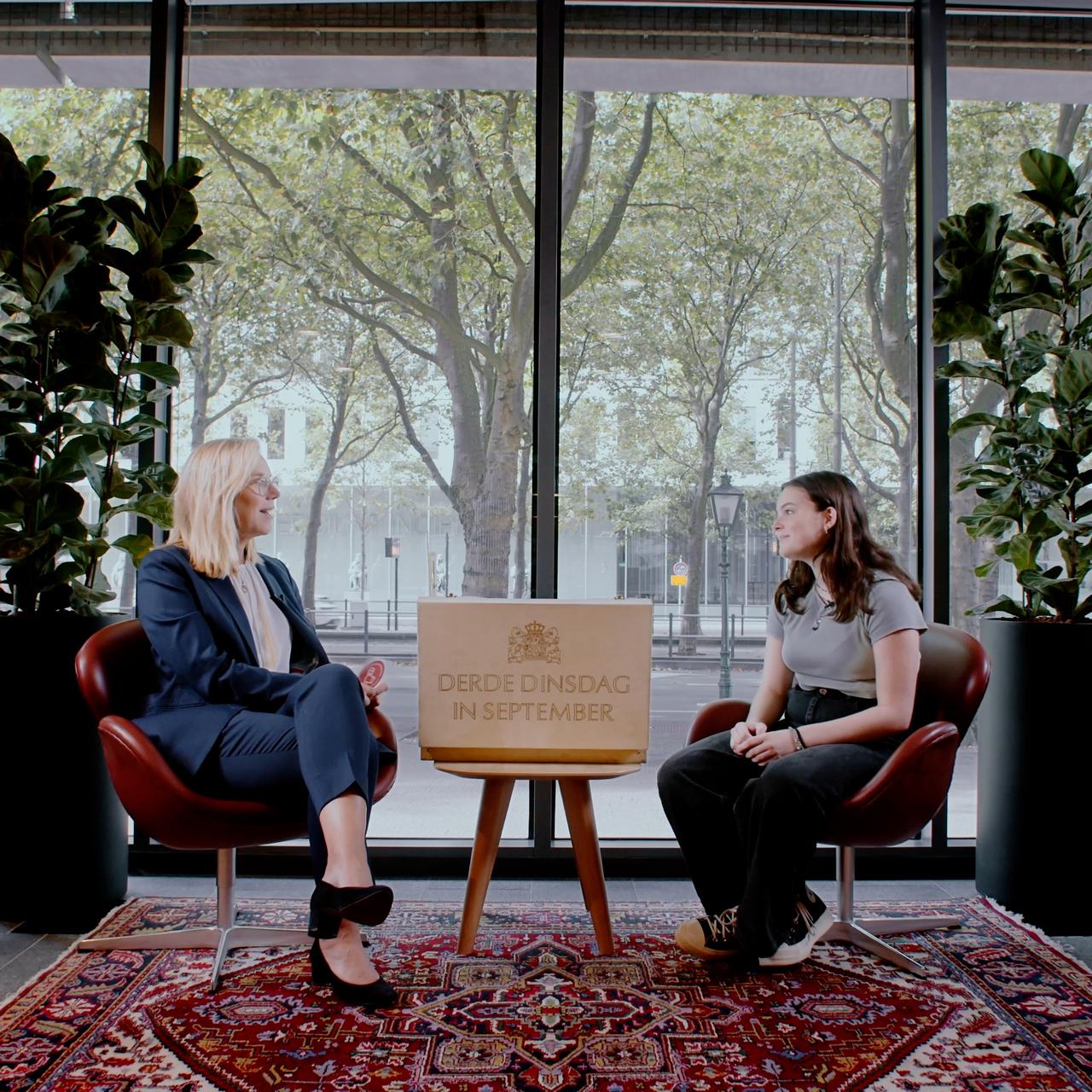 Afbeelding bij video: Prinsjesdagreporters - Maya interviewt Sigrid Kaag