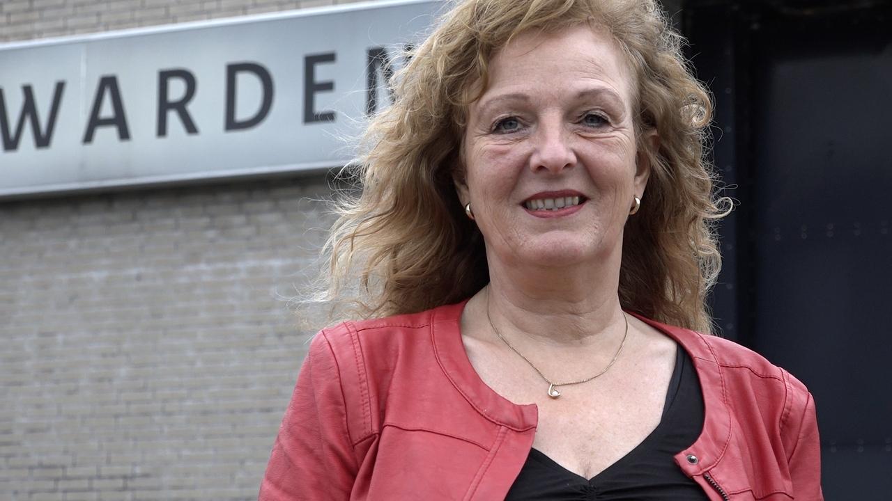 Afbeelding bij video: Lucy, staffunctionaris, legt contacten met organisaties die iets kunnen betekenen voor een gedetineerde