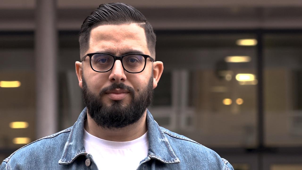 Afbeelding bij video: Hamza, klantmanager gemeente Amsterdam, over het belang van een legitimatiebewijs bij re-integratie van een gedetineerde