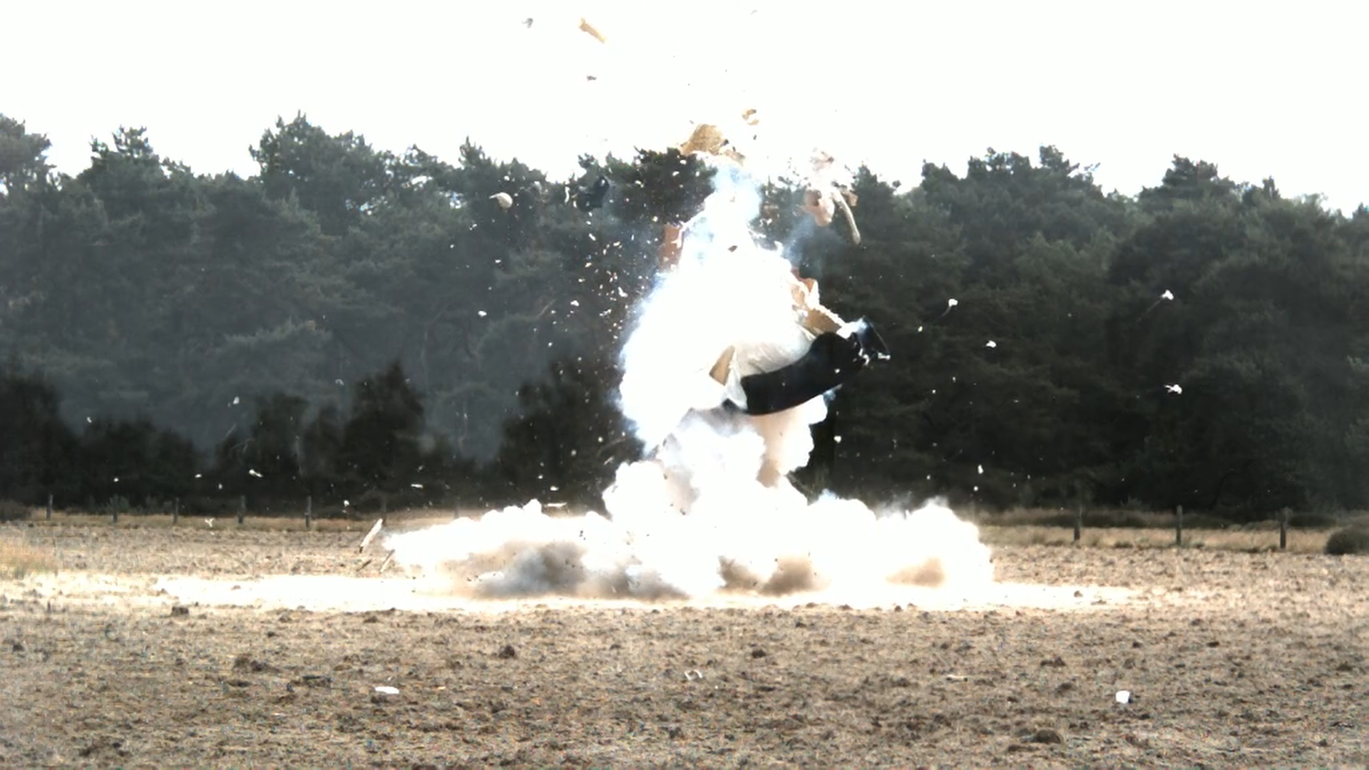 Afbeelding bij video: Explosie met cobra's die onder een bed liggen opgeslagen