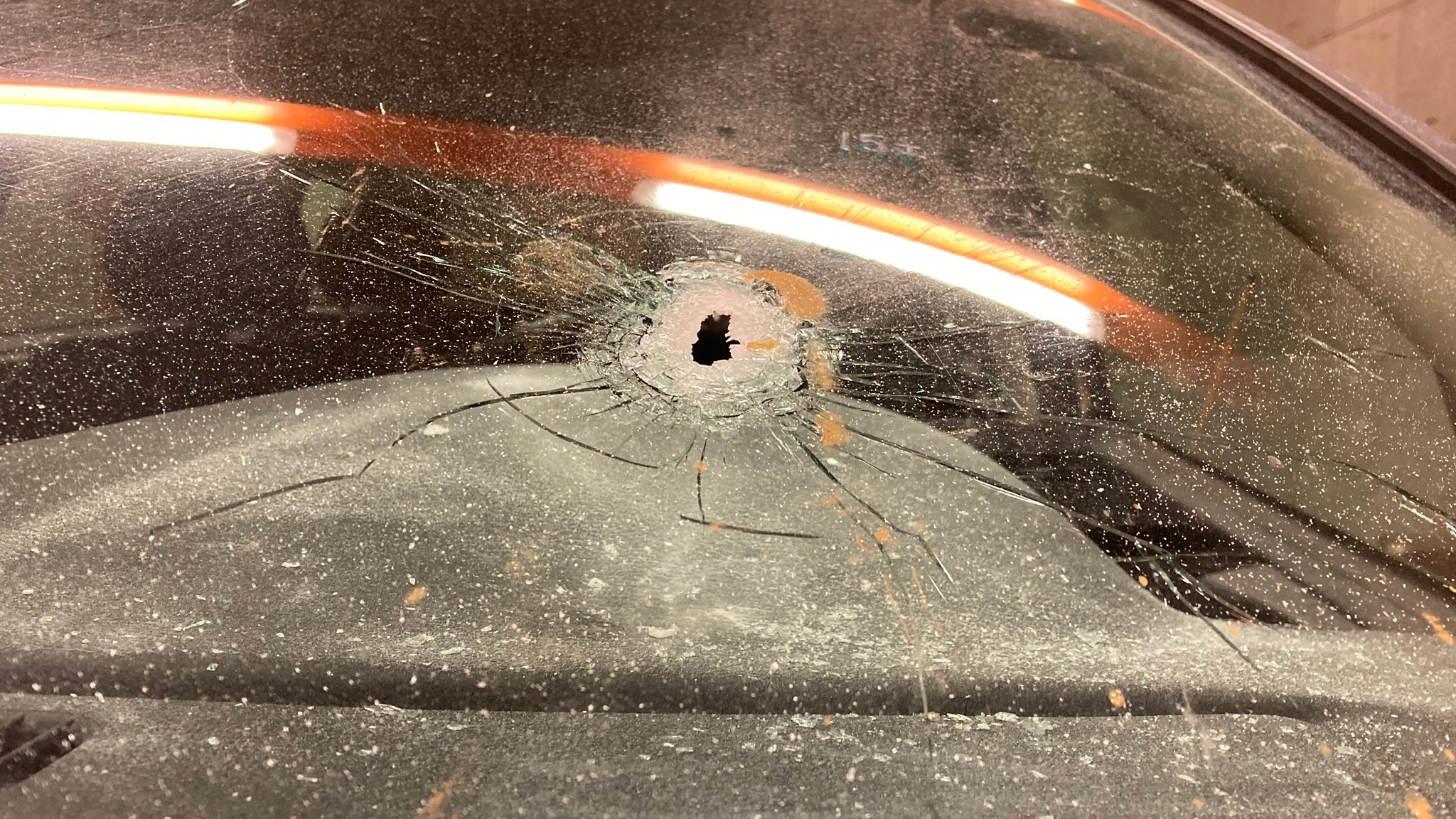 Afbeelding bij video: Auto vol met kogelgaten: waar stond de schutter?